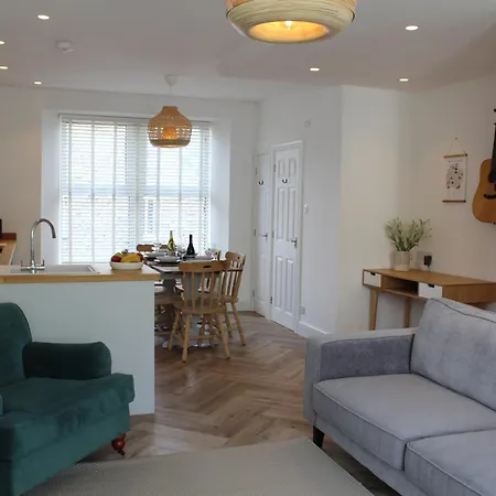 1 Thornbarrow * Bowness-on-Windermere